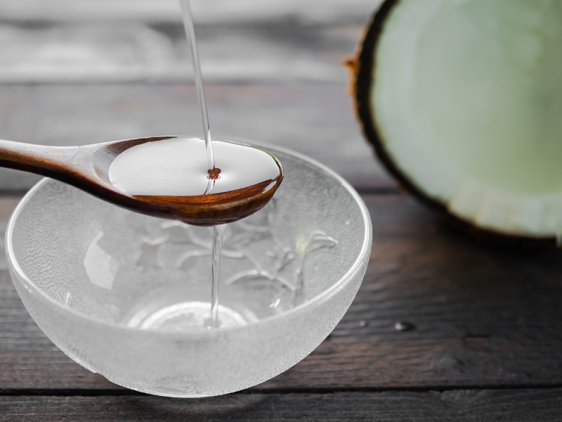 Experimente o óleo de coco e descubra os incríveis benefícios que ele pode oferecer ao seu cabelo.