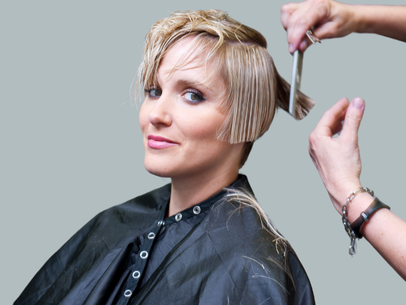 Vários estilos de corte de cabelo sendo discutidos no salão de beleza, com foco na busca por um corte que reflita a verdadeira essência.