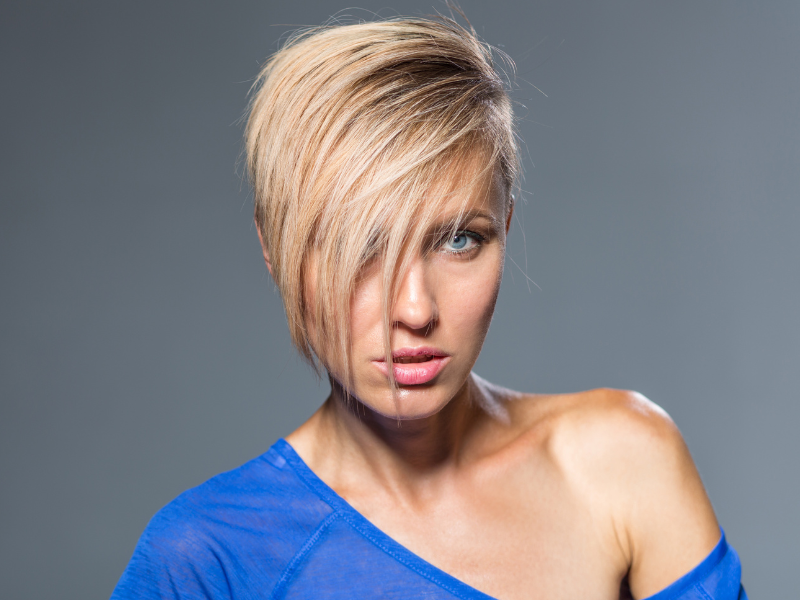Mulher com cabelo curto, exibindo um estilo que celebra sua naturalidade e autenticidade, em harmonia com sua identidade interior.