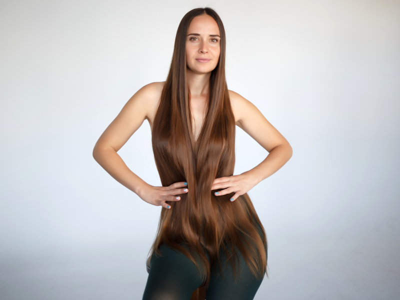 uma mulher com longos cabelo liso.