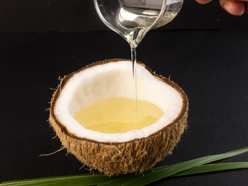 O óleo de coco é um óleo vegetal extraído da polpa do coco.