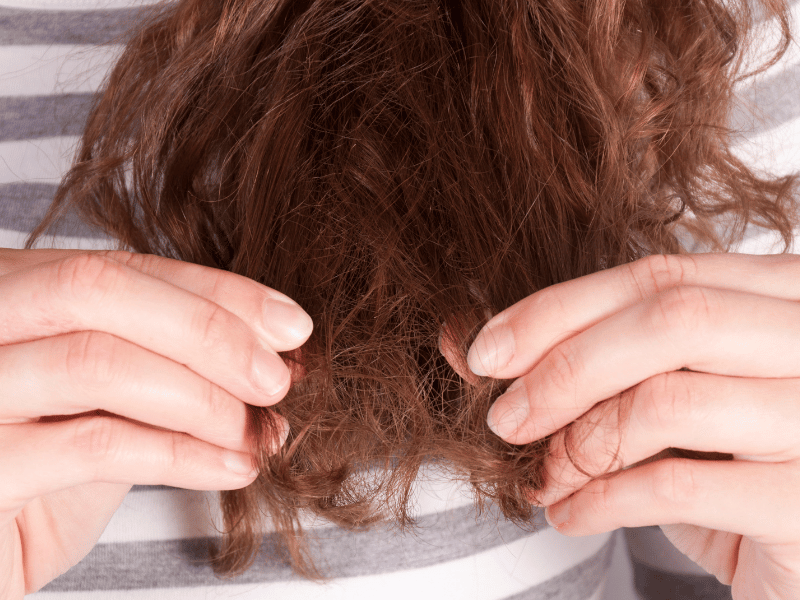 Por que o cabelo fica danificado? Entenda as causas invisíveis para não comprometer o tempo de recuperação